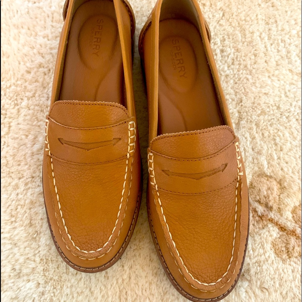 Sperry seaport penny loafer tan NWOT. Size 8